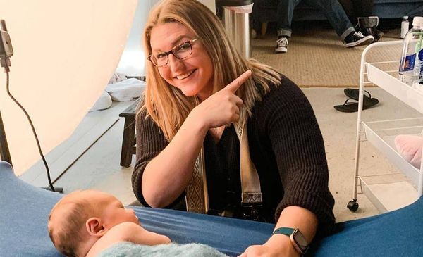 Фотосессия для новорождённого началась с кадра, в котором любой уставший родитель узнает себя