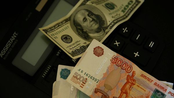"Смертельный крест" на валютном рынке. Что ждёт курс рубля, доллара и евро
