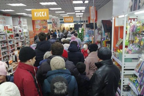 Уральцы устроили давку в очереди за тюльпанами по 1 рублю