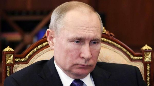 Путин подписал законы о штрафах за нарушение карантина и распространение фейков