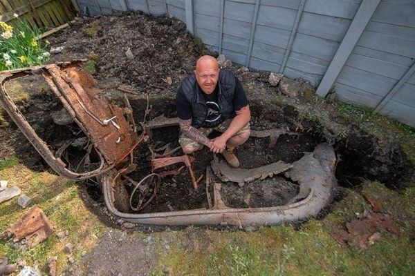 Садовник случайно откопал Ford 1950 года, который неизвестно как оказался под землёй на его участке