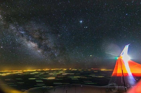 Фотограф снимал Млечный Путь из окна самолёта, когда в кадр попало куда более редкое явление
