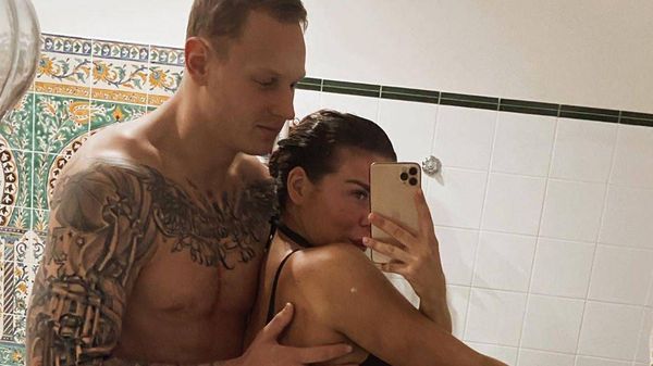 Седокова уединилась в ванной с новым бойфрендом, не забыв сделать фото, больше подходящее для порно