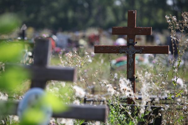 "Как чумных". На Украине мэр напомнил нарушителям карантина, что заболевших хоронят в закрытых гробах