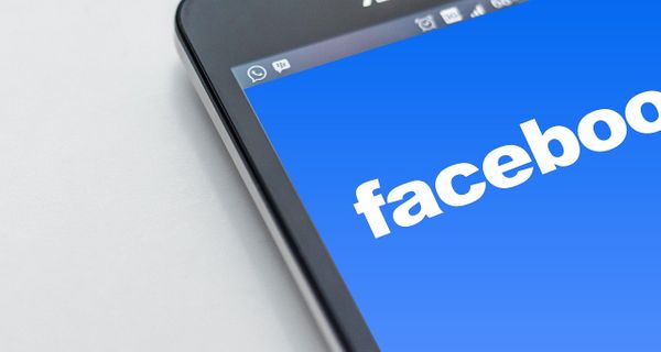 Facebook доплатит модераторам, работающим с травмирующим контентом