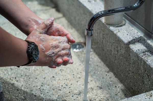 Дерматолог выступила против частого мытья рук из-за коронавируса
