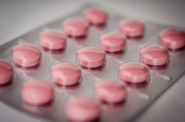 Эксперт рассказал о "неадекватном" завышении цен на российский препарат от коронавируса за 12 тысяч рублей