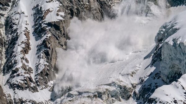 На Шпицбергене два туриста погибли во время схода лавины