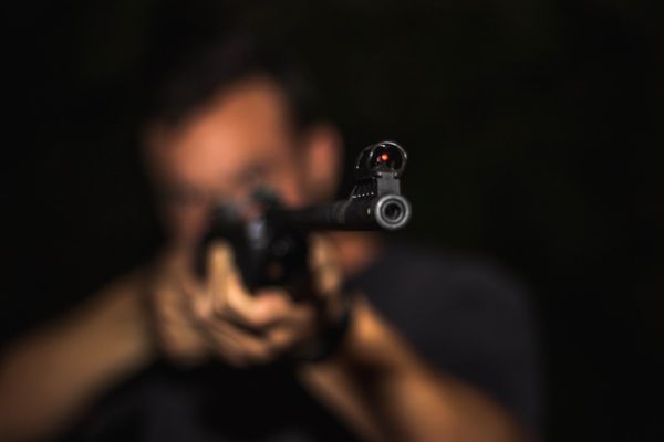 Пьяный мужчина решил поучить сына стрелять из автомата с лоджии в Москве