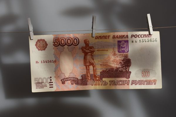Финансист рассказал о последствиях падения рубля для россиян