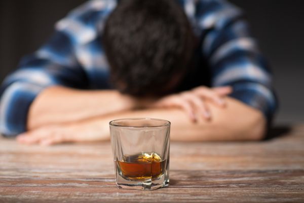 Россиян предупредили, что "алкоголизм выходного дня" опаснее наркомании