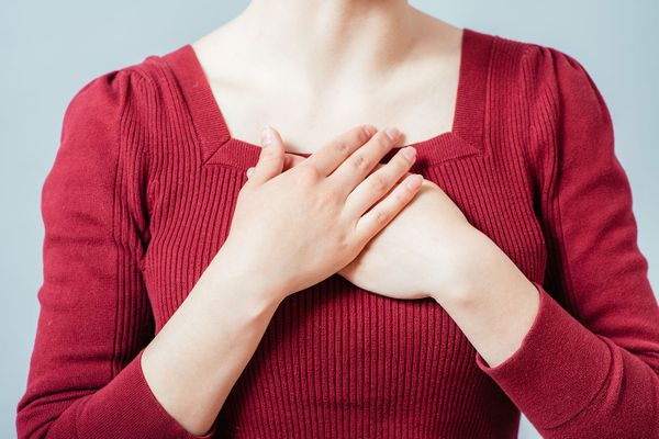 Врач назвал четыре незаметных симптома сердечного приступа, которые должна знать каждая женщина