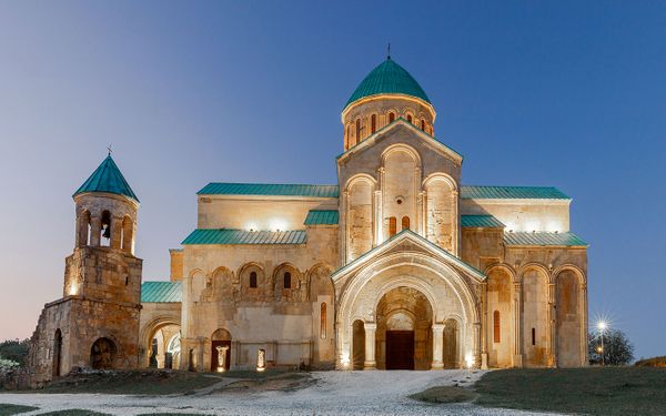 Подросток из России упал с ограждения древнего грузинского храма