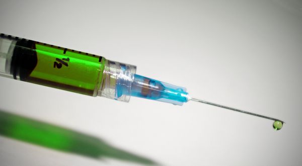 Массовая вакцинация от коронавируса может начаться в России осенью