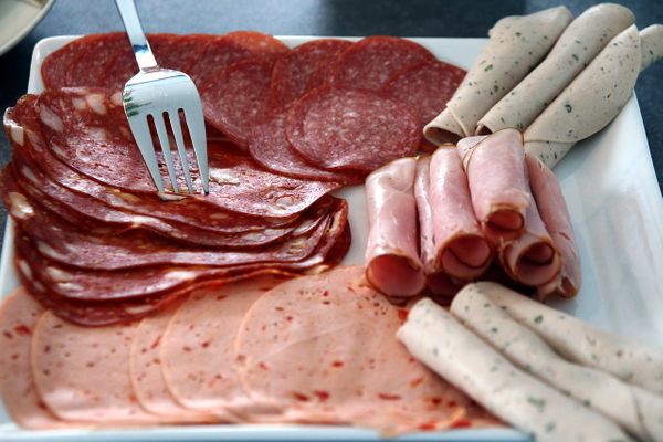 "Мяса — от силы 40%". Врач рассказала о смертельной опасности колбасы