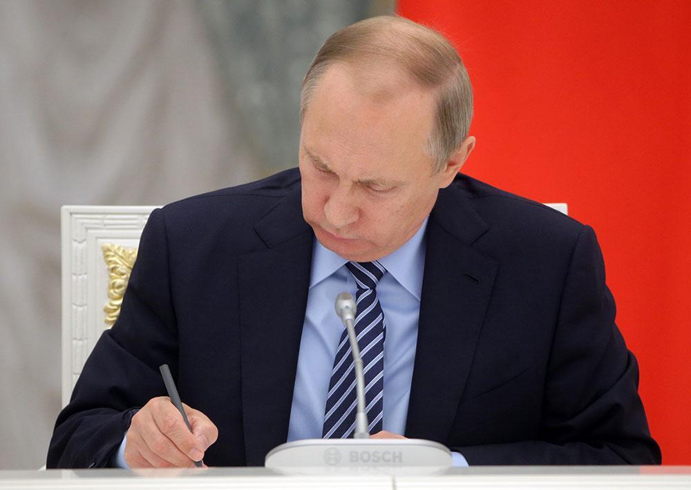 Путин подписал указ о вручении госнаград медикам и учёным в сфере здравоохранения