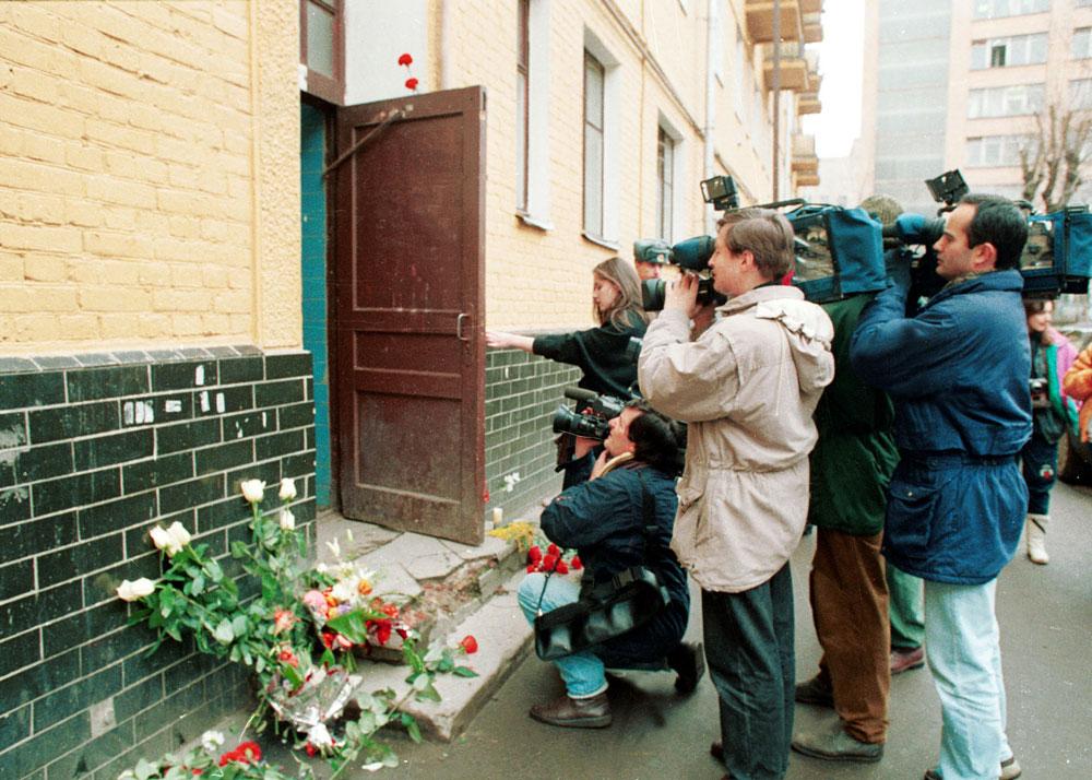 У подъезда дома, в котором жил и трагически погиб Владислав Листьев, сразу после убийства. Фото © ТАСС / Панов Станислав