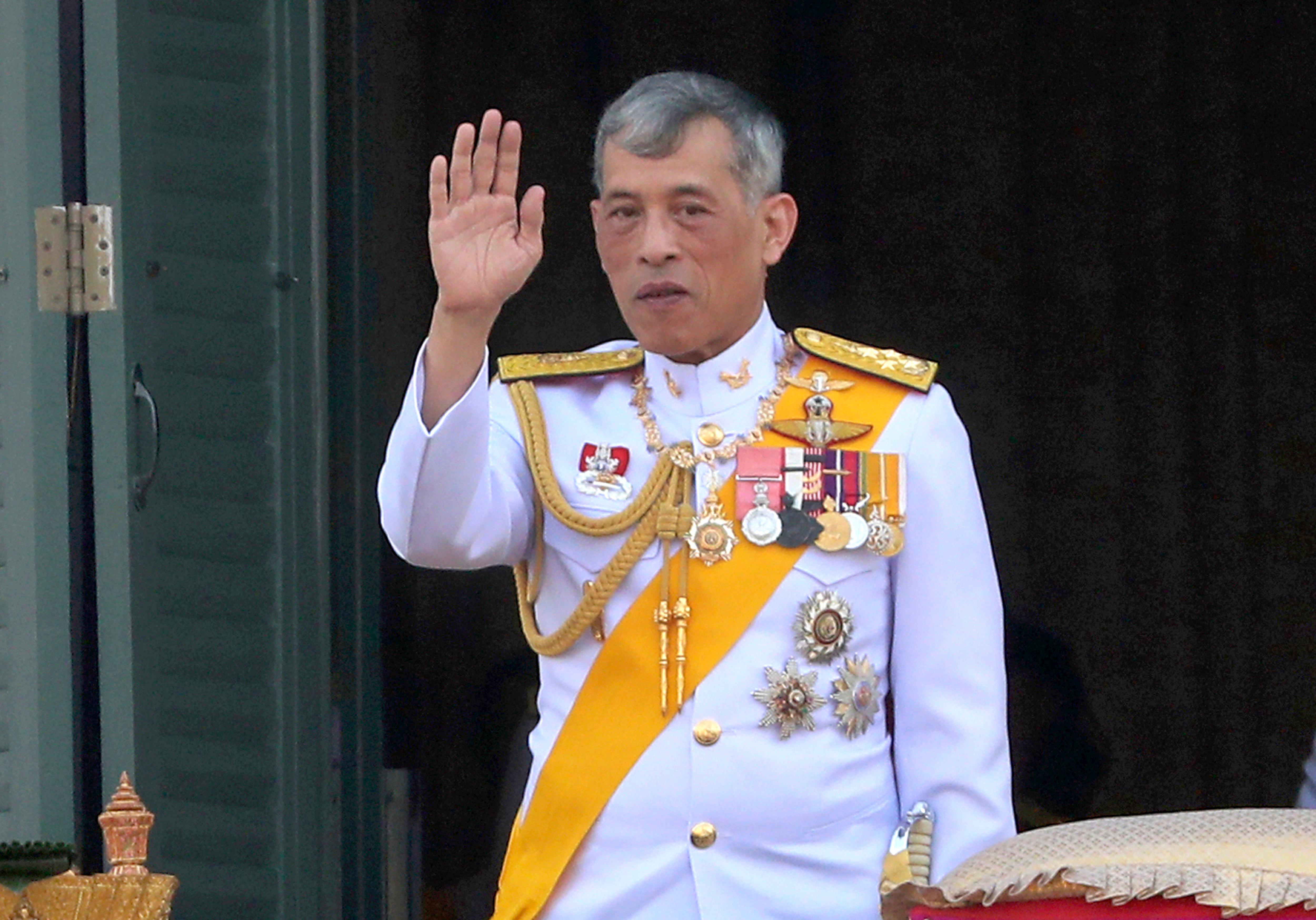 Тайский король самоизолировался в Германии с десятками любовниц