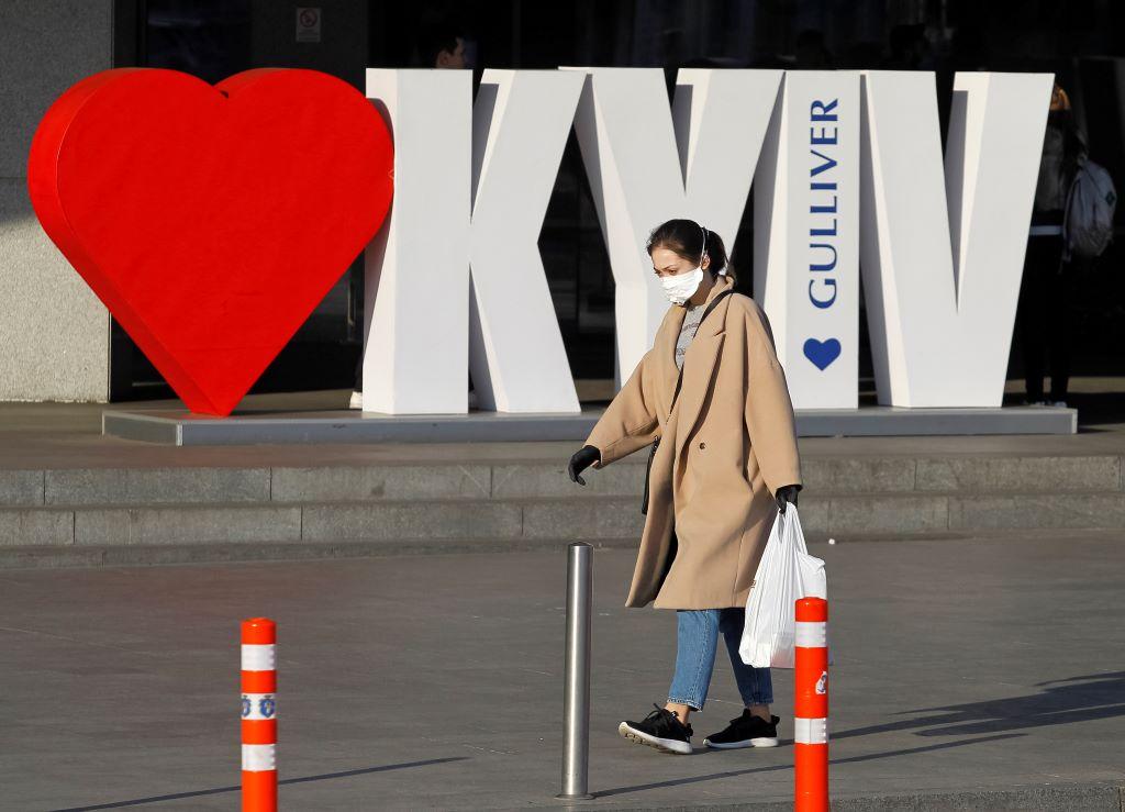 Число заразившихся коронавирусом на Украине превысило тысячу человек