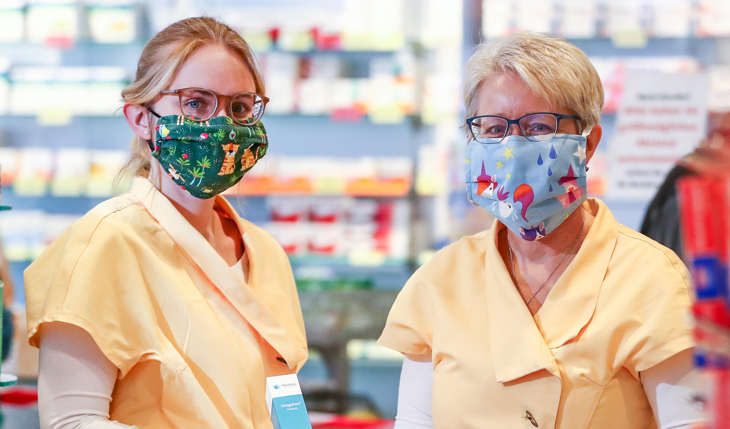 Минздрав призвал сотрудников аптек и МФЦ носить маски и перчатки из-за коронавируса