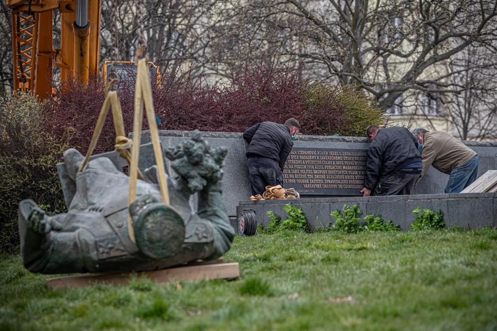 В Праге неизвестные установили на пьедестал от памятника маршалу Коневу унитаз из пенопласта