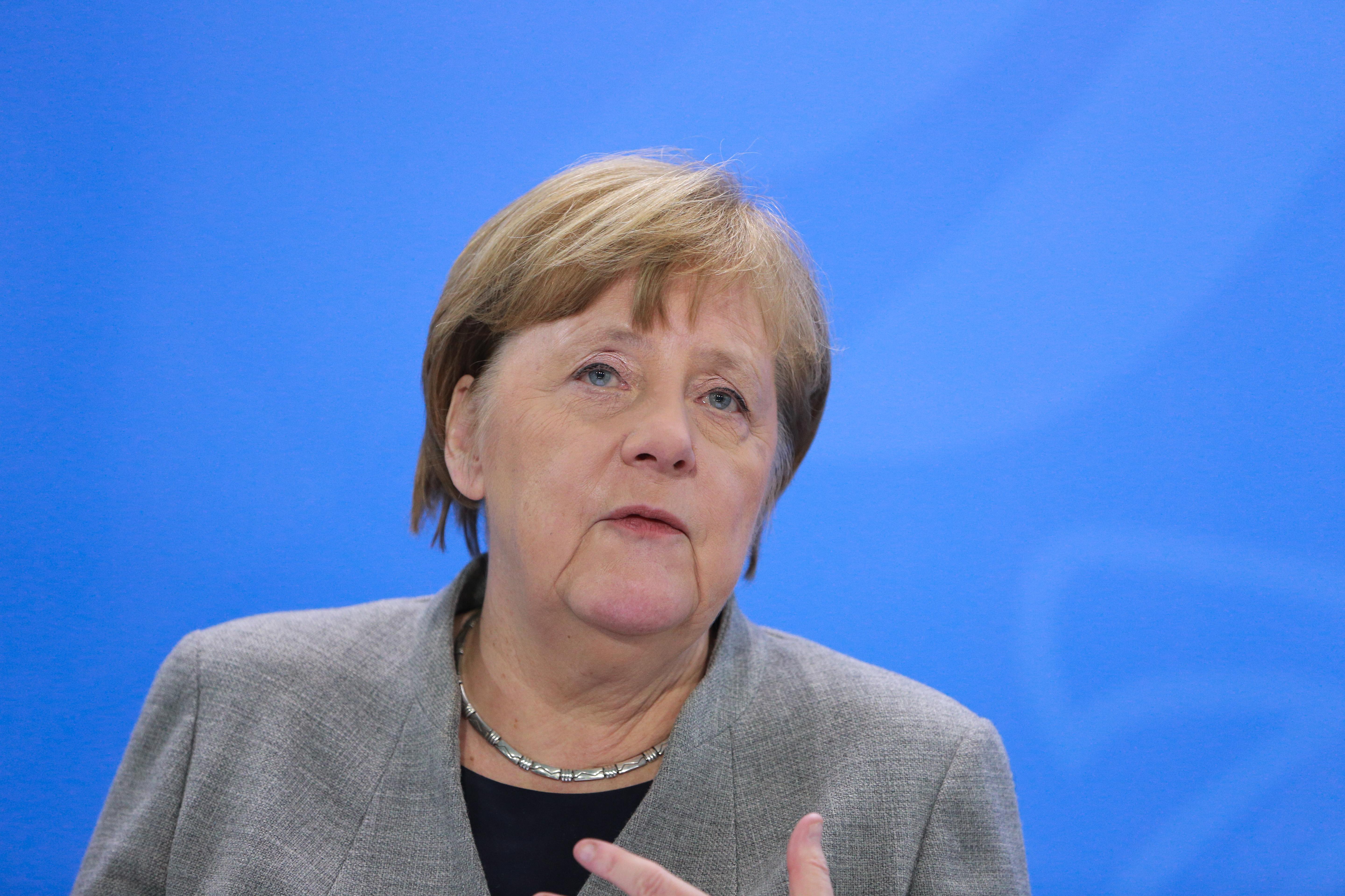 Меркель считает, что санкции против России неприятны