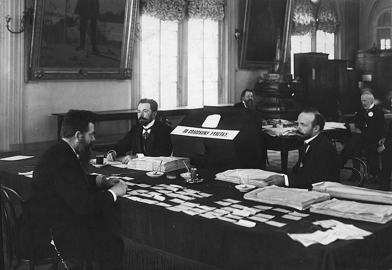 Работа комиссии по подсчёту голосов избирателей Государственной думы. Фото © Wikipedia