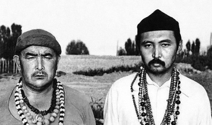 Абай Борубаев (слева). Фото © Public Domain 