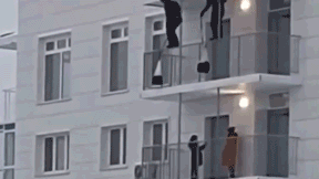 В Красноярске два экстремала прыгнули с парашютом с балкона 24-го этажа — видео