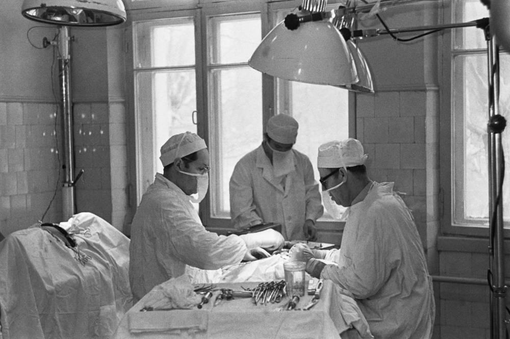 Хирург Владимир Петрович Демихов (слева) в операционной по пересадке жизненно важных органов. Фото © ТАСС / Петр Носов