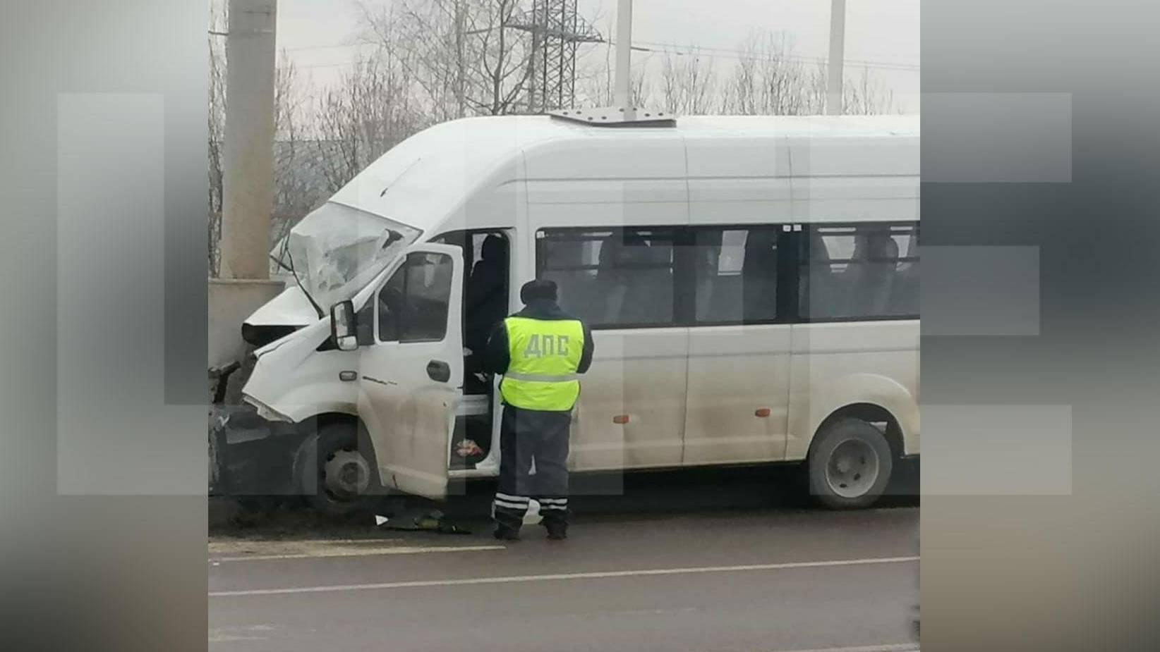 В Москве маршрутка с пассажирами врезалась в столб, пострадали семь человек