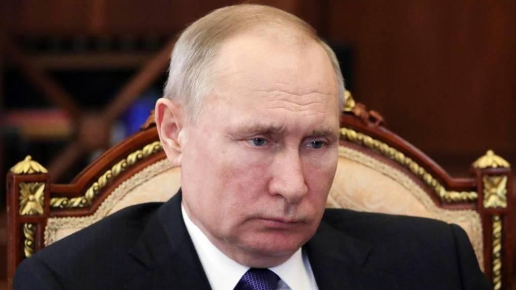 Путин подписал законы о штрафах за нарушение карантина и распространение фейков