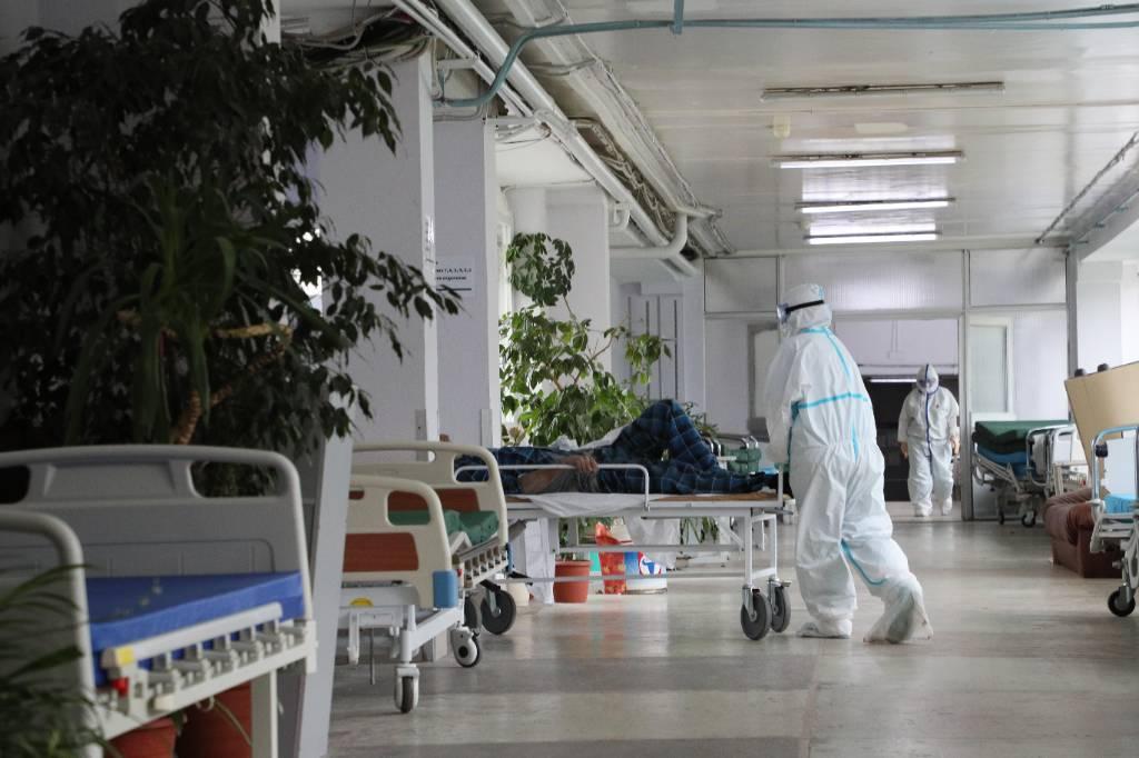 Минздрав призвал регионы не экономить на надбавках для врачей, борющихся с коронавирусом