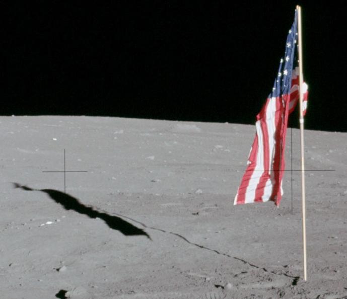 Флаг, установленный на Луне во время миссии "Аполлон-12". Фото © NASA