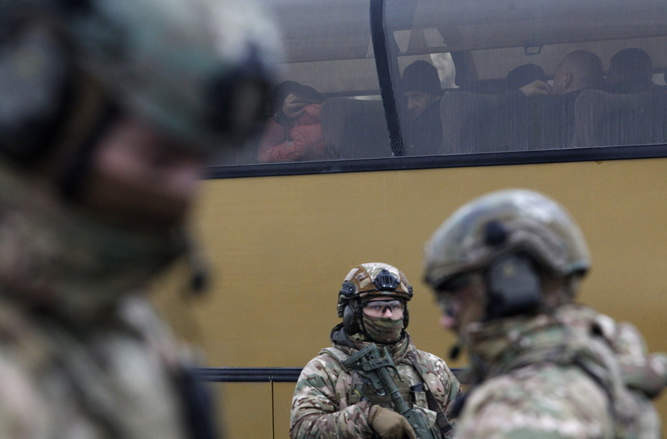 Украинские силовики во время передачи пленных ДНР. Фото © ТАСС / EPA / VALERI KVIT
