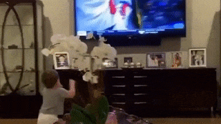 Жена Овечкина показала милое видео, как их сын увидел папу по телевизору