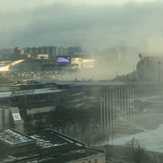 Гигантское облако пыли. Видео с первыми секундами после обрушения СКК в Петербурге