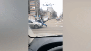 В Белгороде таксист подвёз "пассажира" на капоте — видео