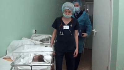СКР показал видео из больницы, где лежит найденный в переходе младенец