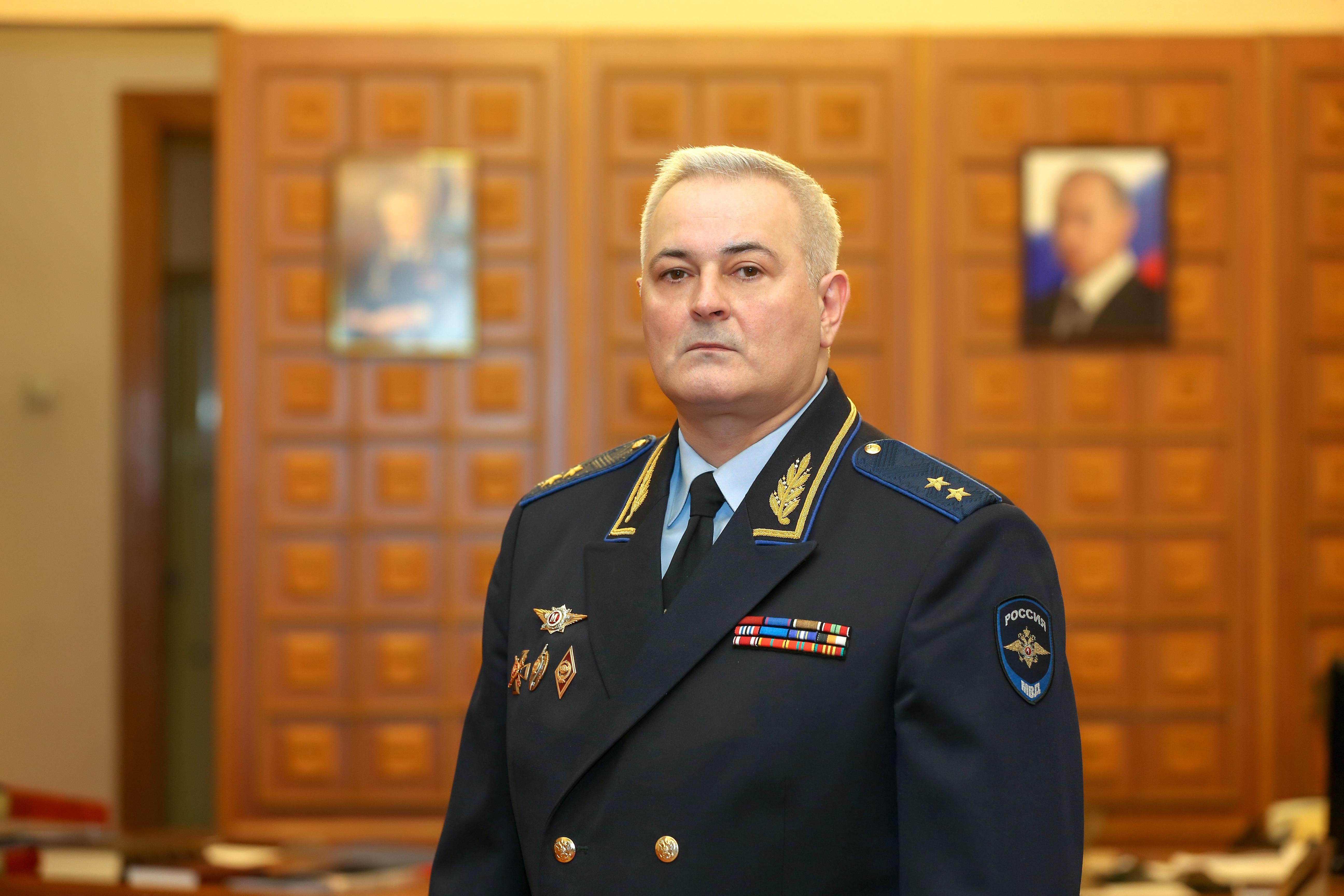 Этот человек будучи министром внутренних дел. Генерал МВД Олейник. Генерал полковник юстиции РФ.