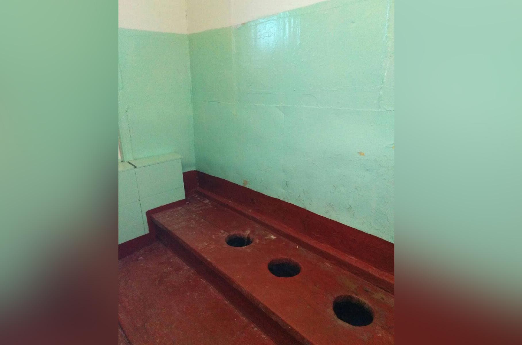 Школьный туалет в прежнем варианте. Фото © Instagram / glava_miass