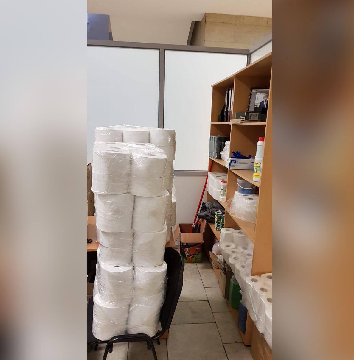 Рулоны туалетной бумаги в антикоррупционной приёмной. Фото предоставлено источником Лайфа