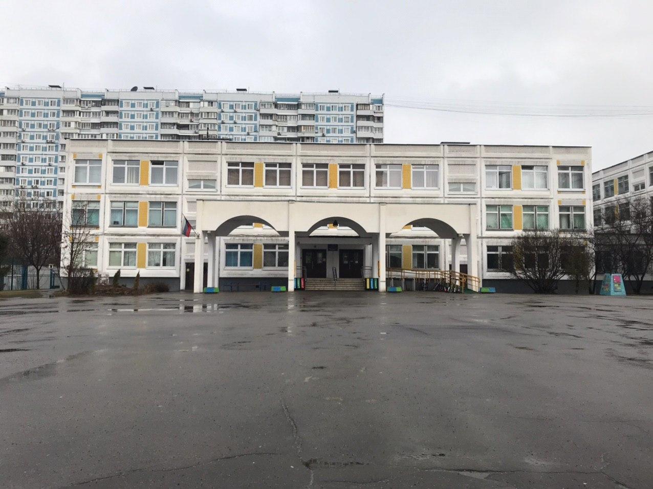 Шесть первоклассников получили ожоги глаз, лица и шеи в московской школе