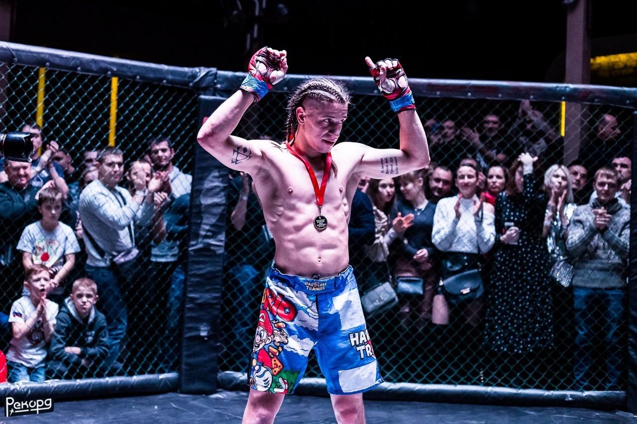 Российский боец MMA лишился победы из-за песни о Люцифере