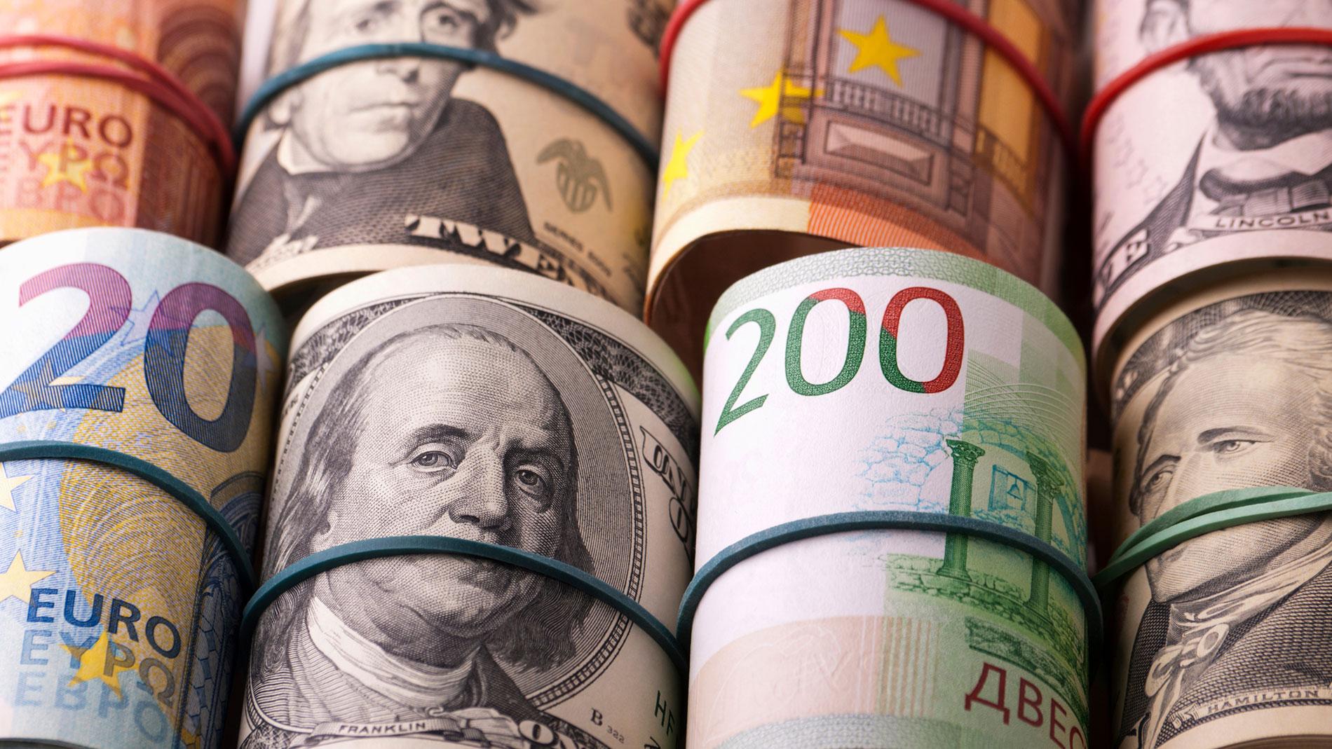 3 евро в долларах. Доллар и евро. Деньги валюта. Доллар евро рубль. Иностранный капитал.