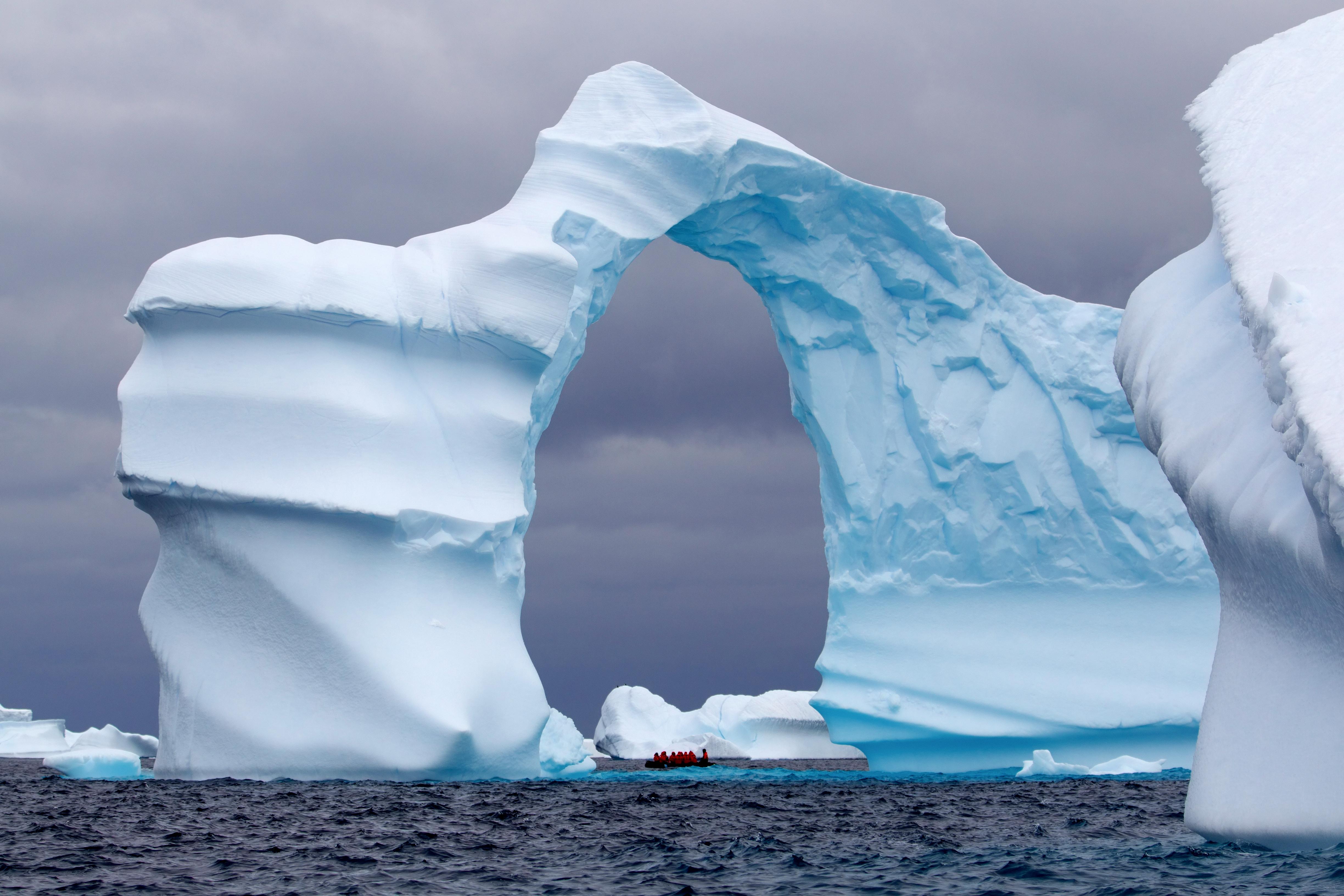 Антарктическое государство. Айсберги Антарктиды. Льды и айсберги в Антарктиде. Пирамидальные айсберги. Столообразные айсберги.