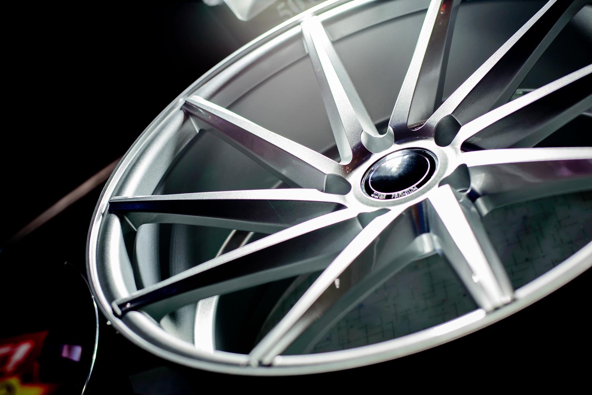 Современный автомобиль может содержать до 150 кг алюминия. В том числе популярность набирают литые алюминиевые колёсные диски. Фото © Shutterstock
