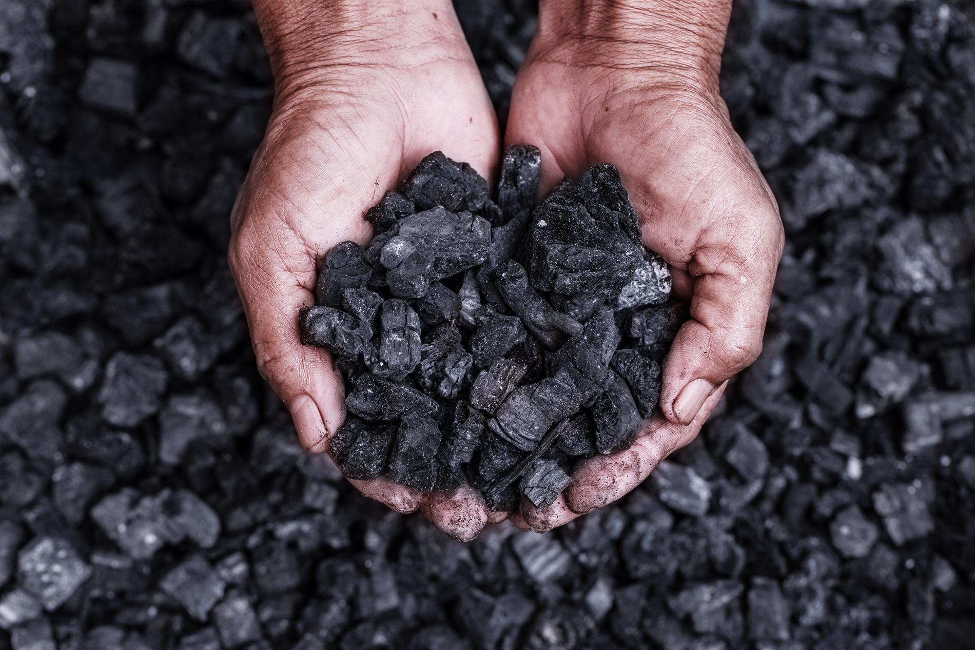 Каменный уголь на урале. Каменный уголь. Угольная промышленность. Природный уголь. Красивый уголь.