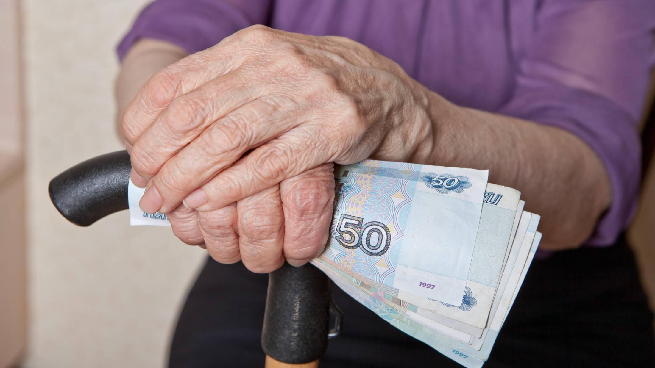 Пенсионерам повысят выплаты. Пенсионеры пенсия. Пенсионерка с деньгами. Пенсионер с деньгами в руках. Повышение пенсии.