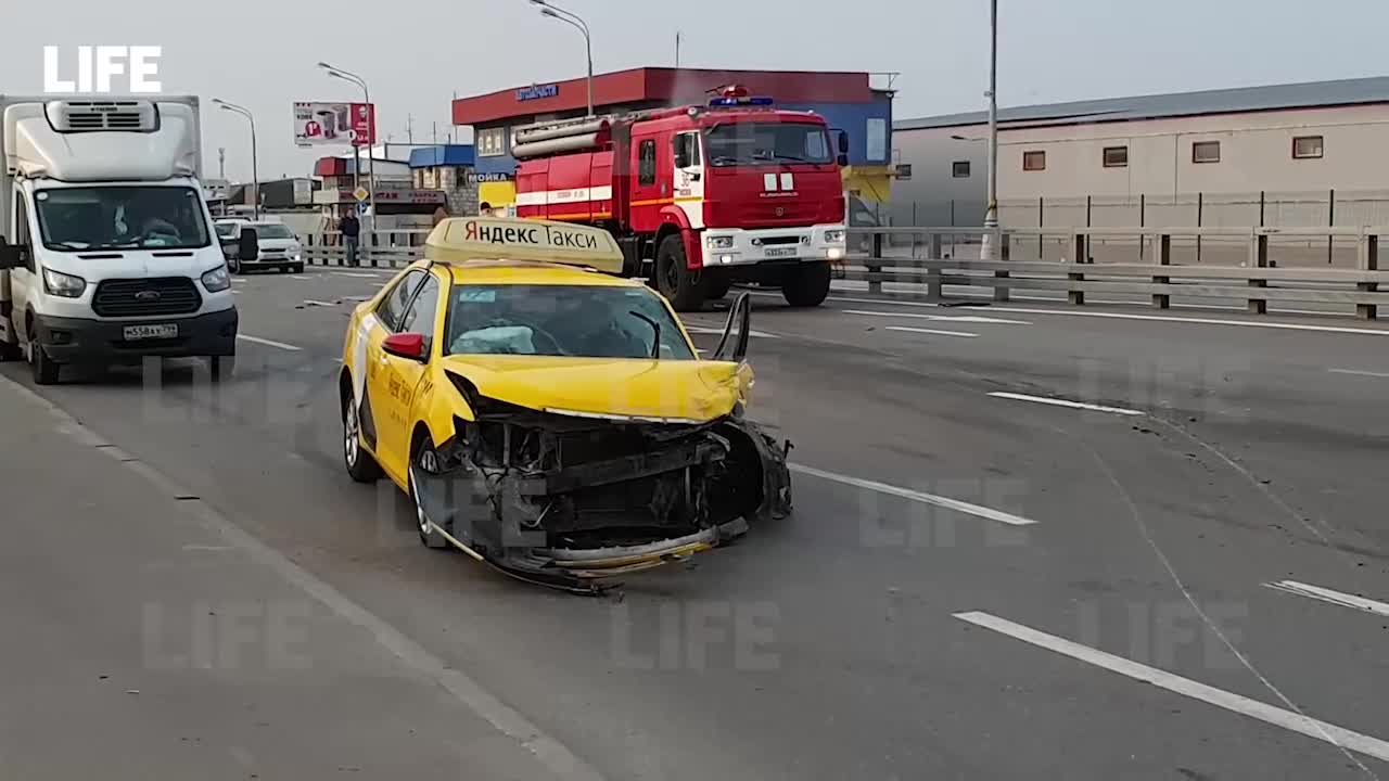 В Щербинке водитель устроил лобовое ДТП с такси на встречке и погиб — видео